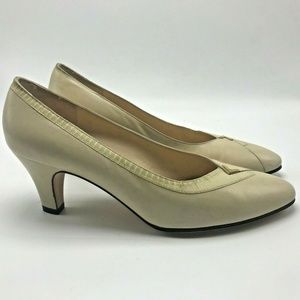 Vintage Ferragamo Ivory Leather Pump